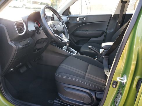 Used 2024 Hyundai Venue SEL image 17