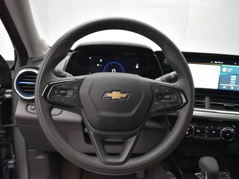 Used 2025 Chevrolet Trax LT FWD image 20