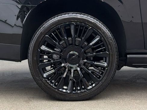 Used 2025 Chevrolet Suburban High Country AWD/4WD image 11