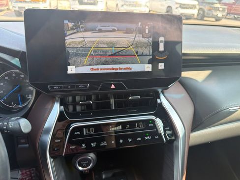 Used 2024 Toyota Venza XLE AWD/4WD image 17
