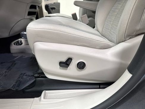 Used 2018 Chrysler Pacifica Touring Plus FWD image 5
