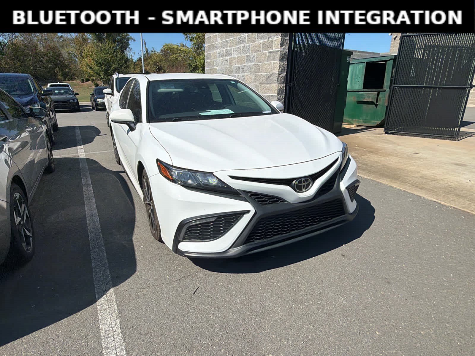 Used 2022 Toyota Camry SE FWD image 3