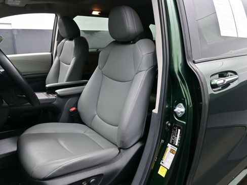 Used 2024 Toyota Sienna XLE image 12