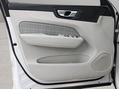 Used 2022 Volvo XC60 B5 Momentum w/ Advanced Package FWD image 16