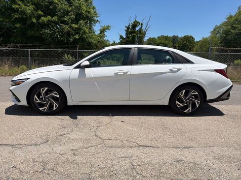 Used 2025 Hyundai Elantra Limited FWD image 5