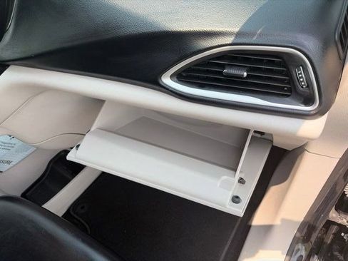 Used 2023 Chrysler Pacifica Touring-L FWD image 39