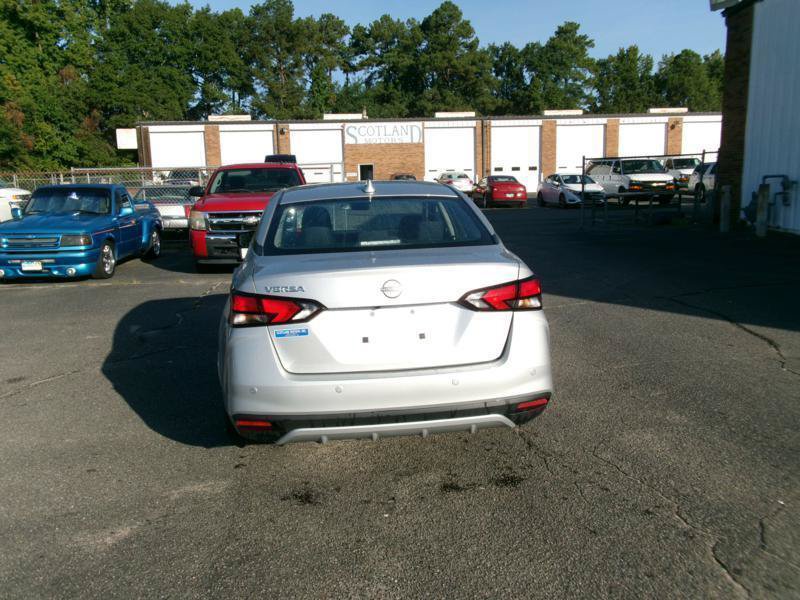 Used 2025 Nissan Versa SV FWD image 9
