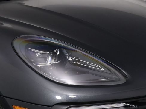 Certified 2026 Porsche Macan AWD/4WD image 28