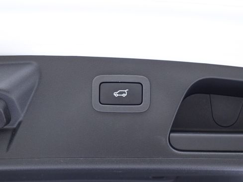 Used 2022 Jaguar E-PACE SE image 11