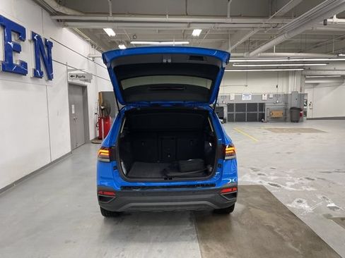 Used 2025 Volkswagen Taos SE AWD/4WD image 9