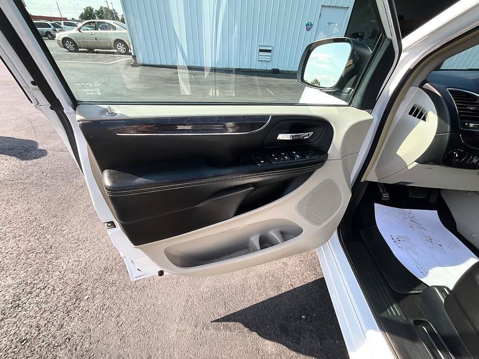 Used 2016 Chrysler Town & Country Touring w/ Driver Convenience Group FWD image 12
