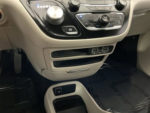 Used 2022 Chrysler Voyager LX image 22