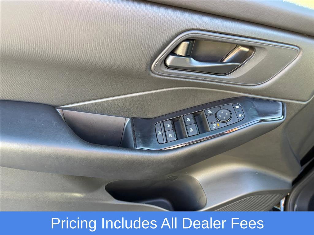 Used 2025 Nissan Rogue S AWD/4WD image 24