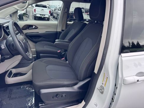 Used 2023 Chrysler Voyager LX FWD image 8