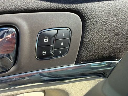 Used 2013 Lincoln MKS AWD image 20