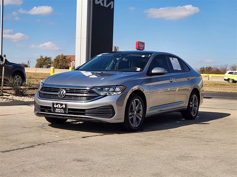 Used 2022 Volkswagen Jetta SE image 3