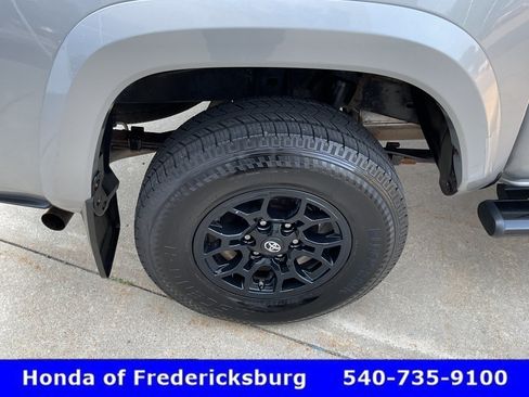 Used 2019 Toyota Tacoma SR5 w/ Four Season Floor Mat Package AWD/4WD image 12