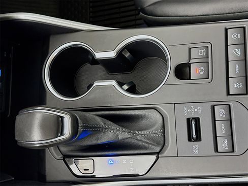 Used 2022 Toyota Highlander XLE image 11