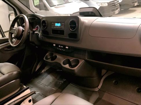 Used 2025 Mercedes-Benz Sprinter 2500 image 10