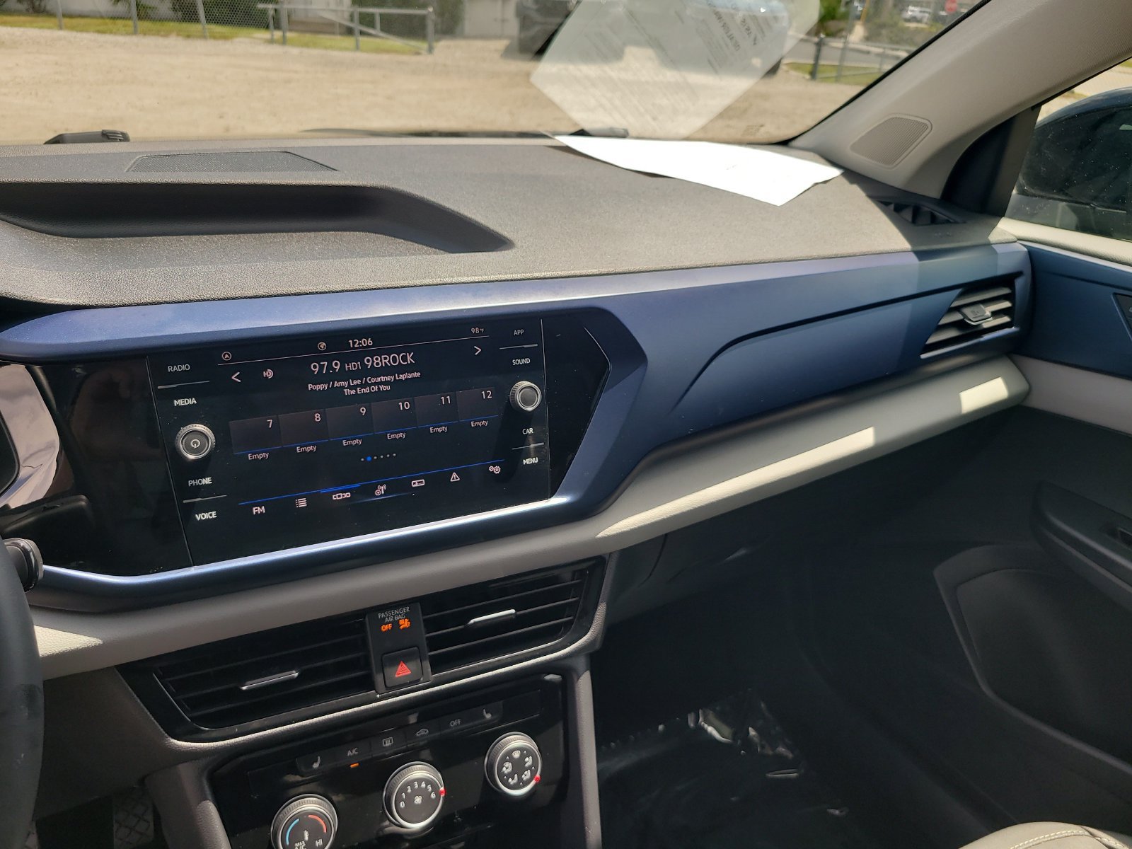 Used 2023 Volkswagen Taos SE w/ Panoramic Sunroof Package FWD image 19