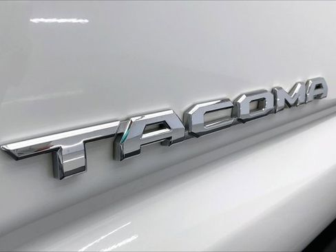 Used 2022 Toyota Tacoma TRD Off-Road image 32