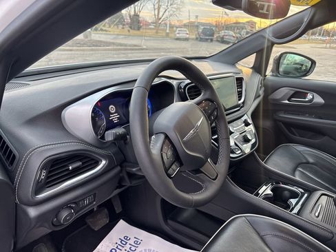 Used 2025 Chrysler Pacifica Limited FWD image 30