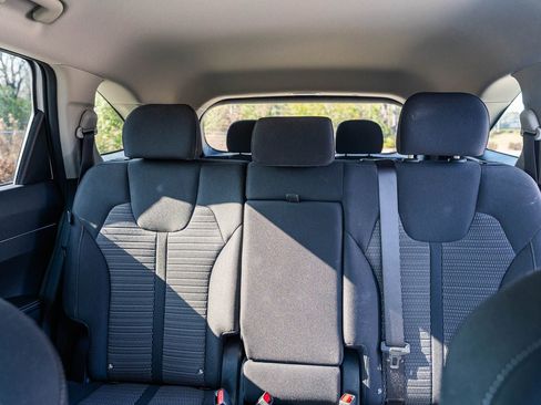 Used 2025 Kia Sorento LX image 19