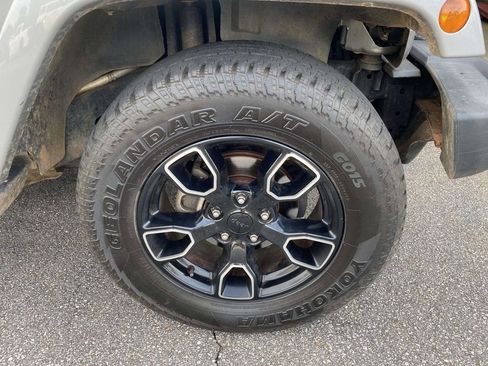 Used 2018 Jeep Wrangler Unlimited Sahara AWD/4WD image 4