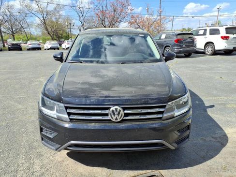 Used 2018 Volkswagen Tiguan SE w/ Panoramic Sunroof Package image 9