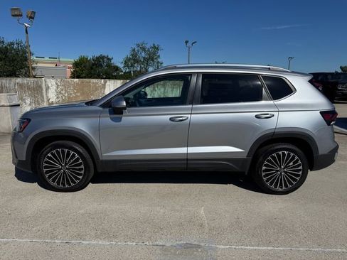 Used 2025 Volkswagen Taos SE FWD image 11