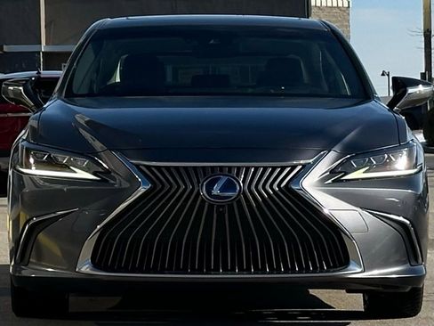 Used 2019 Lexus ES 300h w/ Luxury Package image 3