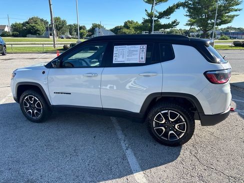 Used 2025 Jeep Compass Trailhawk AWD/4WD image 17