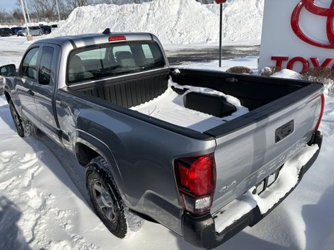 Used 2018 Toyota Tacoma SR image 6