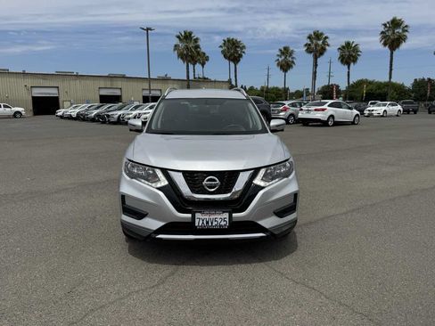 Used 2017 Nissan Rogue SV w/ SV Premium Package FWD image 4