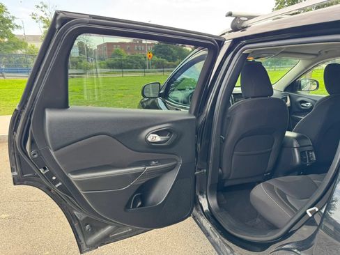 Used 2017 Jeep Cherokee Latitude AWD/4WD image 14