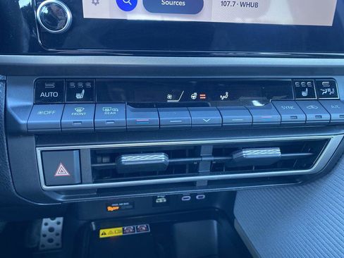 Used 2025 Toyota Camry SE image 18