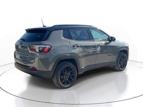 Used 2023 Jeep Compass Latitude AWD/4WD image 4