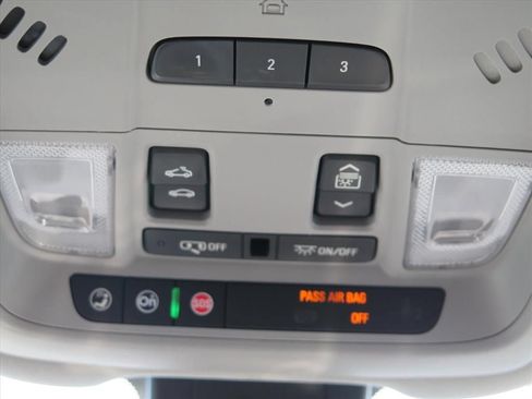 Used 2018 Chevrolet Equinox Premier FWD image 14