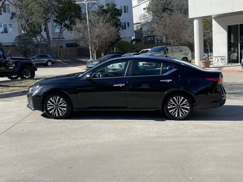 Used 2024 Nissan Altima 2.5 SV image 3