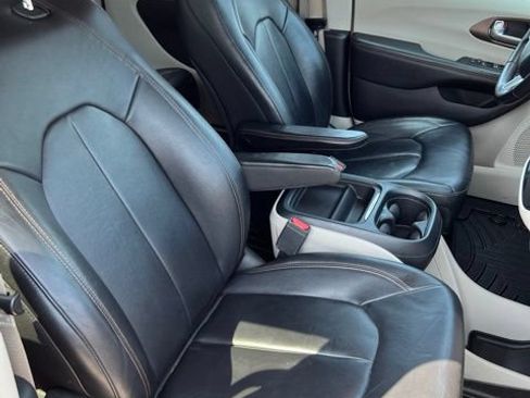 Certified 2017 Chrysler Pacifica Touring-L FWD image 17
