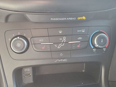 Used 2018 Ford Focus SE w/ Cold Weather Package FWD image 31