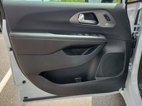 New 2026 Chrysler Pacifica Select image 15