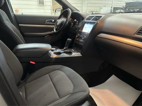 Used 2018 Ford Explorer XLT w/ Equipment Group 201A AWD/4WD image 25