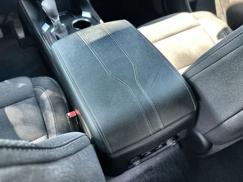 Used 2022 Chevrolet Traverse LT image 16