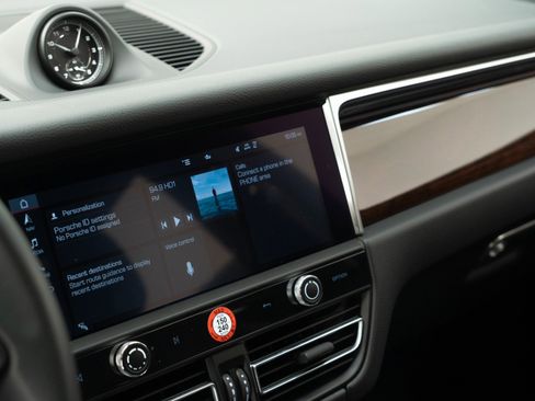 Certified 2025 Porsche Macan image 25