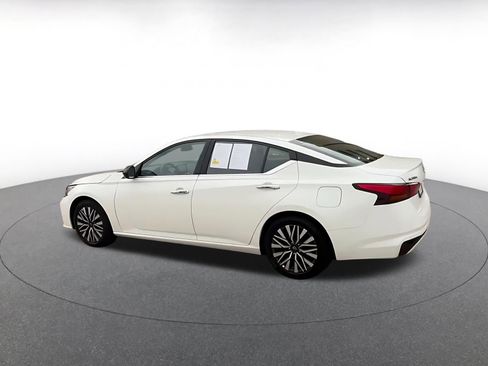 Used 2025 Nissan Altima 2.5 SV FWD image 10