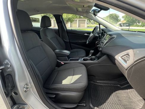 Used 2017 Chevrolet Cruze LT image 25