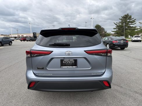 Used 2021 Toyota Highlander XLE AWD/4WD image 4