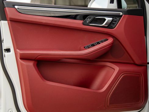 Certified 2023 Porsche Macan image 21