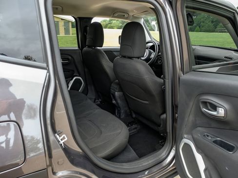 Used 2018 Jeep Renegade Latitude FWD image 39